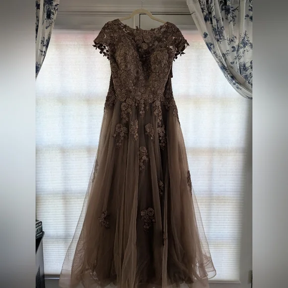 NWT La Femme Short Sleeve Tulle Ball Gown Size 12 Cocoa Lace Rhinestones - Picture 3 of 8